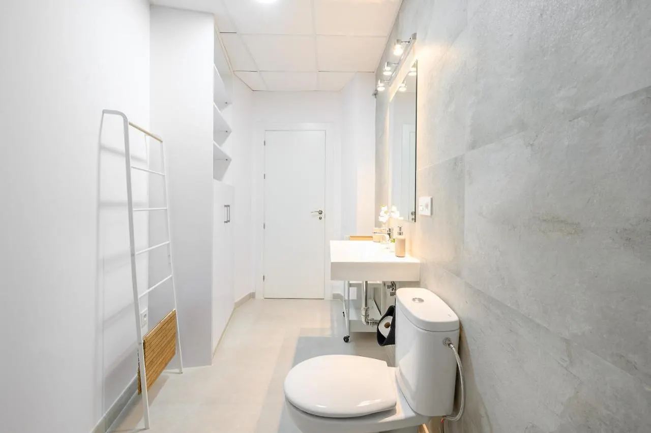 Modern 3 Bedroom, City Center With Patio & High Ceilings By 10Tosea Malaga Apartment