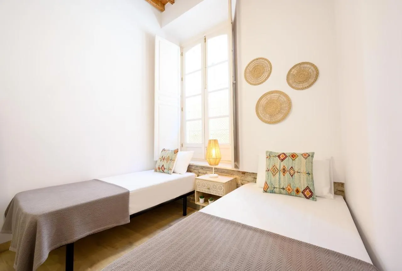 Apartment Modern 3 Bedroom, City Center With Patio & High Ceilings By 10Tosea Malaga Spain