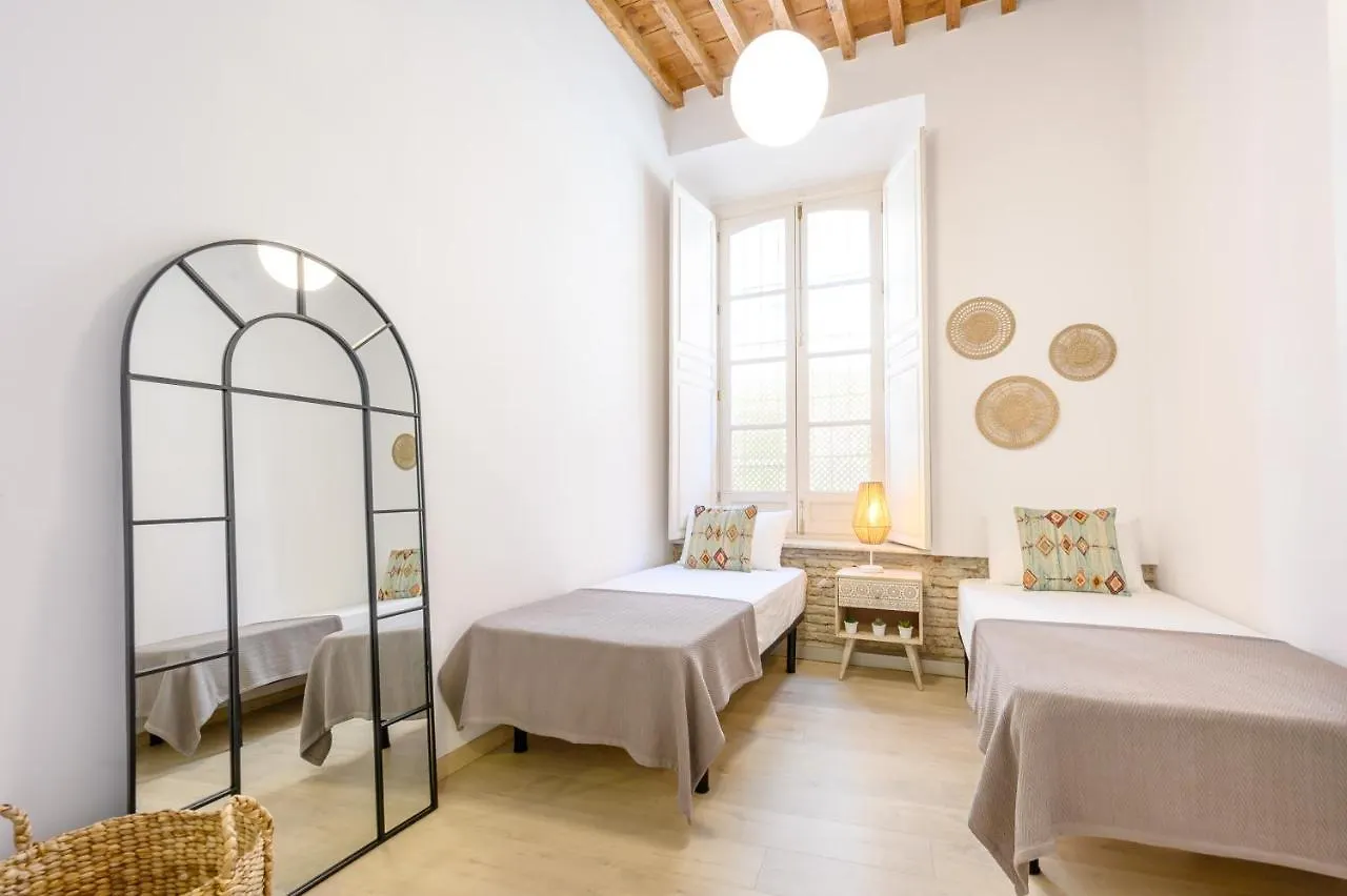 Modern 3 Bedroom, City Center With Patio & High Ceilings By 10Tosea Malaga Apartment