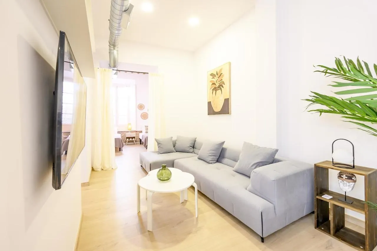Apartment Modern 3 Bedroom, City Center With Patio & High Ceilings By 10Tosea Malaga